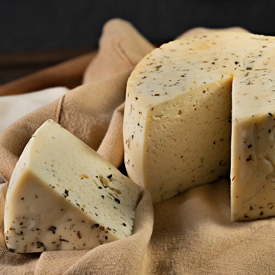 Queso Maduro con albahaca artesanal – Herencia
